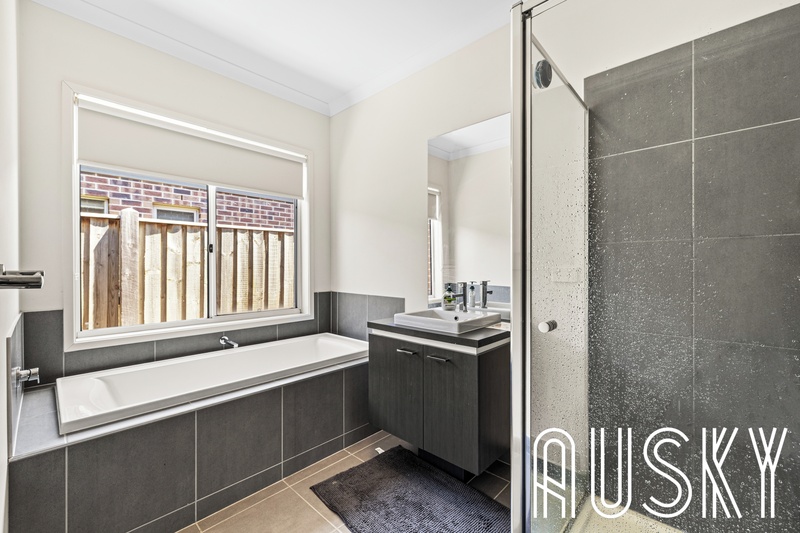 8 Lure Avenue, Point Cook VIC 3030 — photo 10