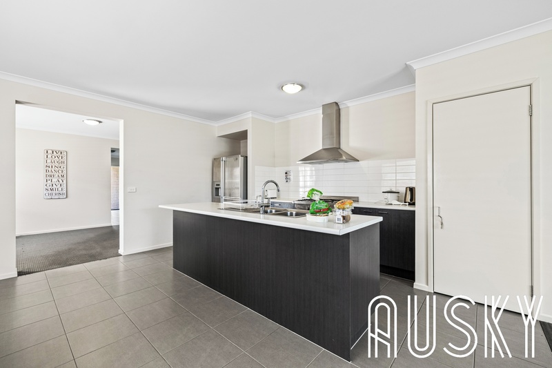 8 Lure Avenue, Point Cook VIC 3030 — photo 3