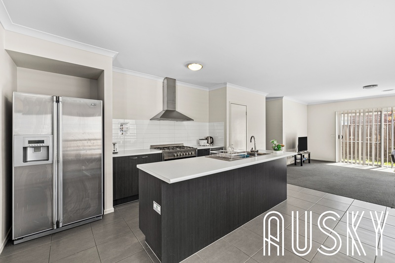 8 Lure Avenue, Point Cook VIC 3030 — photo 4