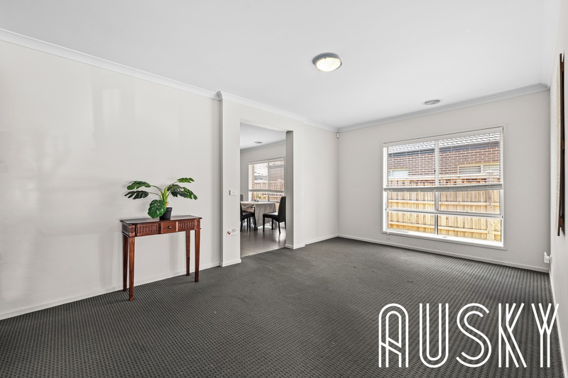 8 Lure Avenue, Point Cook VIC 3030 — photo 2