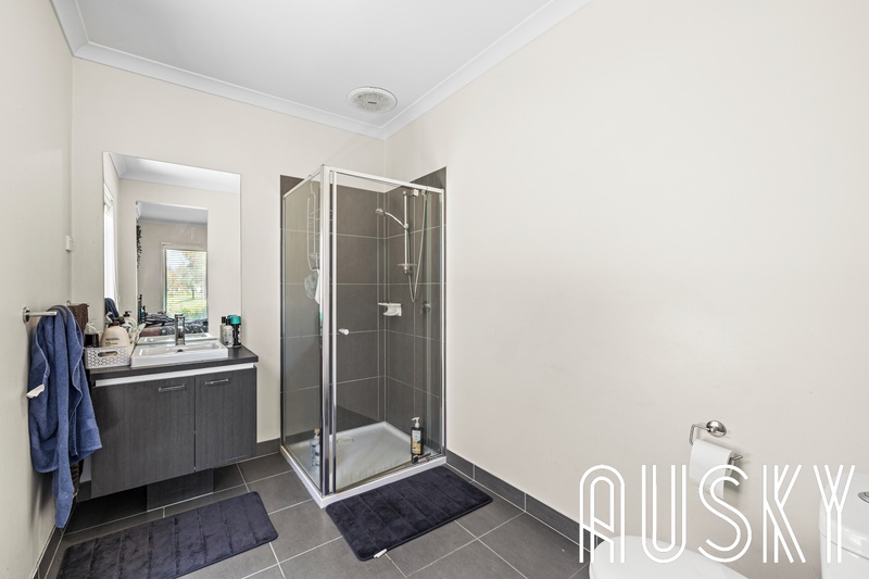 8 Lure Avenue, Point Cook VIC 3030 — photo 9